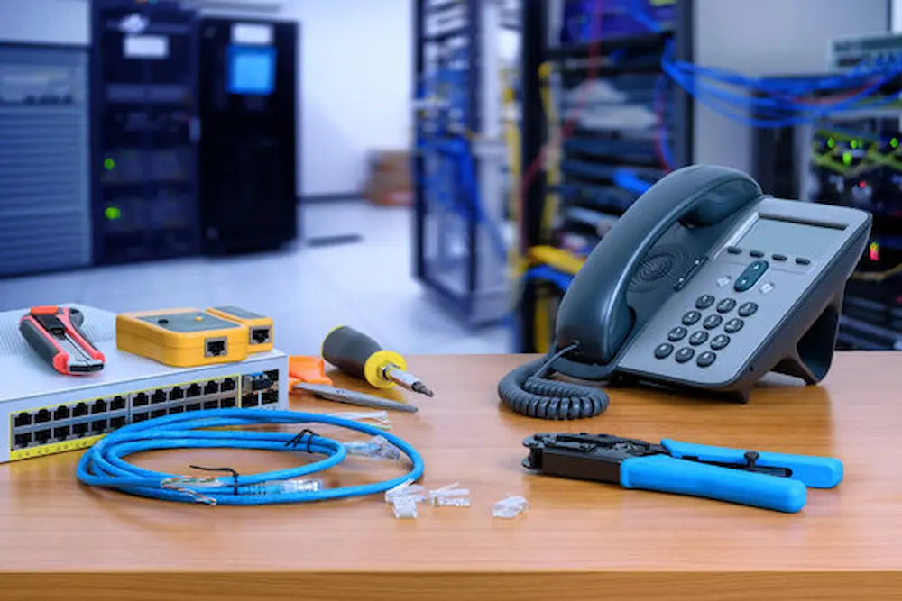Tecnico de smarthold dejando configurada una central telefonica
