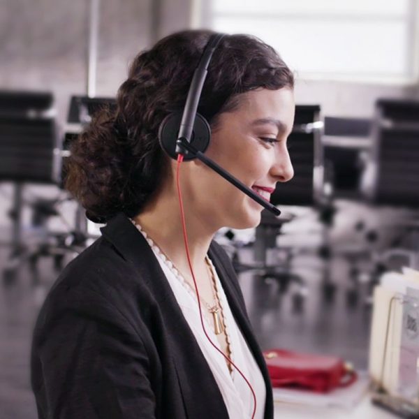 Persona usando Poly Blackwire 3210 en entorno de oficina
