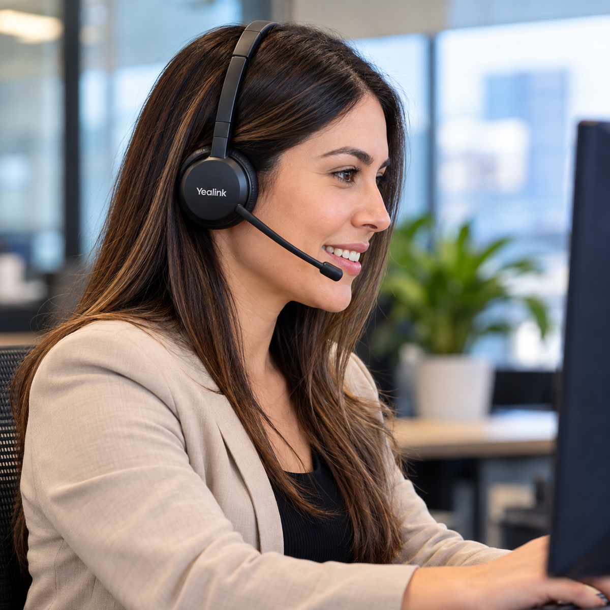 Persona usando cintillo telefónico Yealink YHS36 en atención al cliente