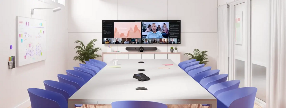 Sistema de videoconferencia Logitech en sala de directorio o boardroom empresarial