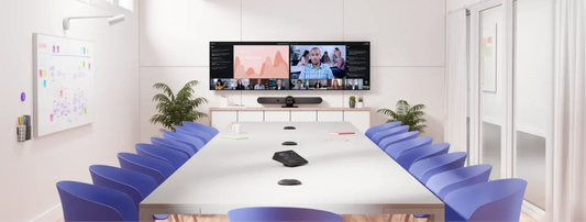 Sistema de videoconferencia Logitech en sala de directorio o boardroom empresarial