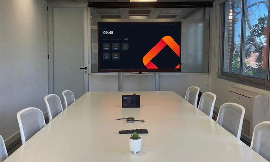 Pizarra interactiva i3TOUCH en sala de clases de colegio o universidad