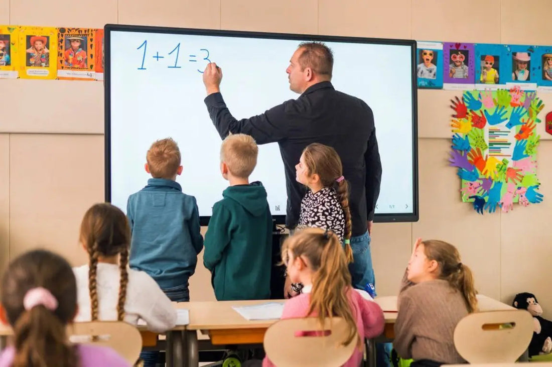 Pantalla interactiva i3CONNECT con profesor escribiendo en sala de educación