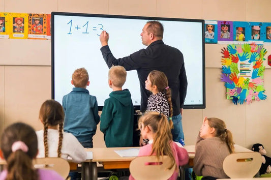 Pantalla interactiva i3CONNECT con profesor escribiendo en sala de educación