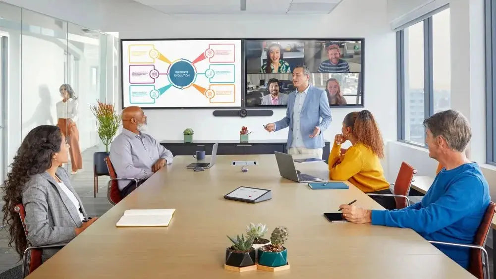 Sala de videoconferencia equipada con pantalla HD, cámara PTZ y micrófonos para empresas