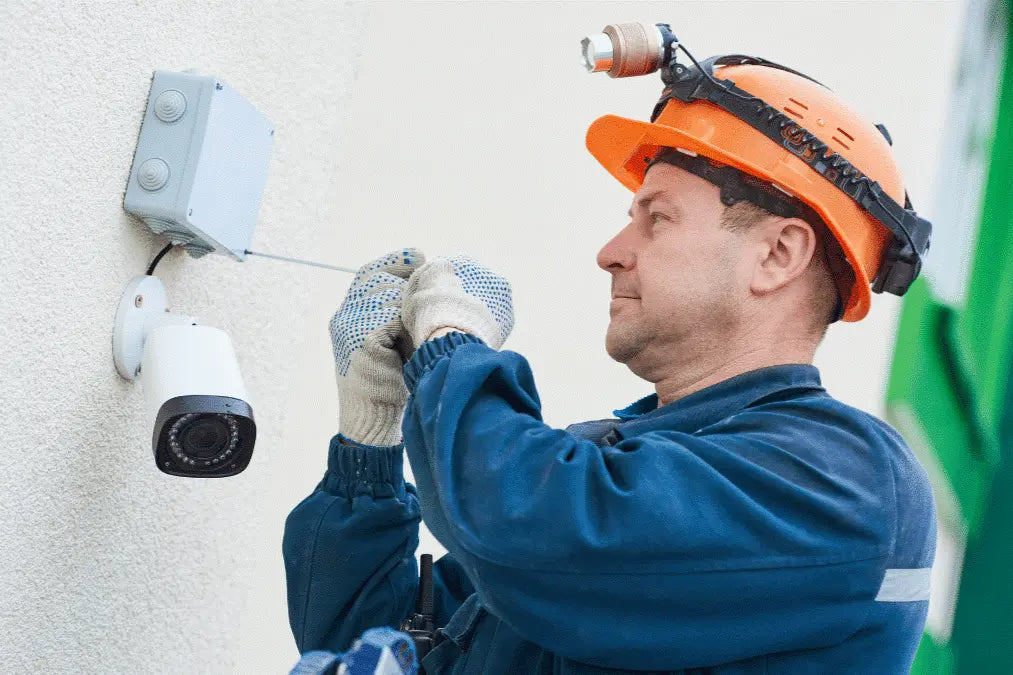 hombre instalando Camara de Seguridad