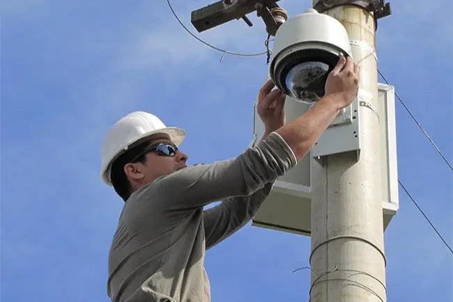 hombre Instalación Cámaras de Seguridad y Vigilancia para Empresas y Condominios Smarthold