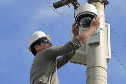 hombre Instalación Cámaras de Seguridad y Vigilancia para Empresas y Condominios Smarthold