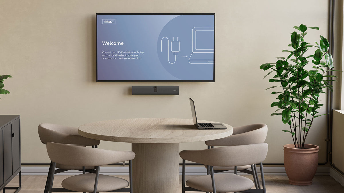 Jabra PanaCast U30 videobar 4K conectado a laptop mediante USB-C
