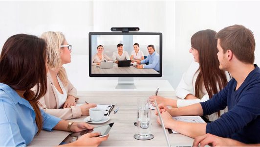 Cámara Laia B-Hybrid 4K AI en una sala de videoconferencia, imagen de uso del fabricante