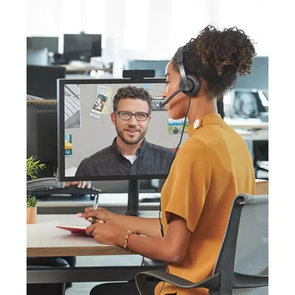 Persona usando Logitech Zone Wired en videollamada desde oficina