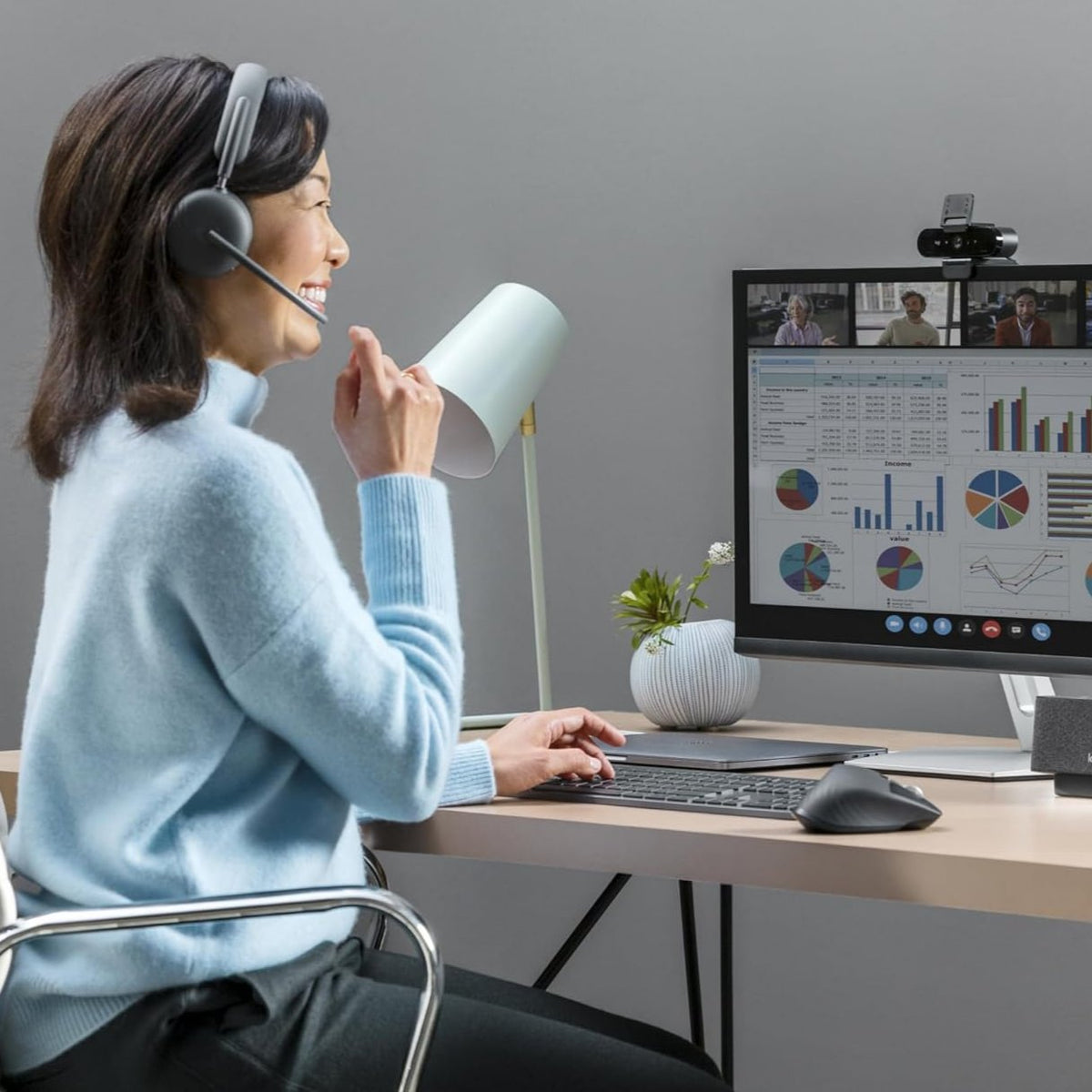 Persona usando Logitech Zone Wireless 2 en videollamada profesional