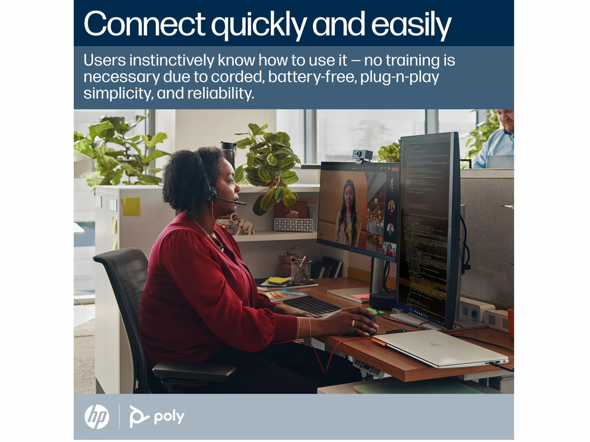 Persona usando Poly Blackwire 3320 en videollamada desde oficina