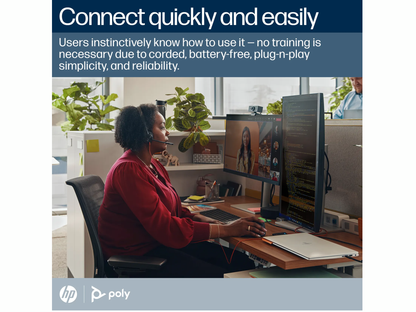 Persona usando Poly Blackwire 3320 en videollamada desde oficina