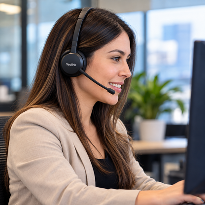 Persona usando cintillo telefónico Yealink YHS36 en atención al cliente